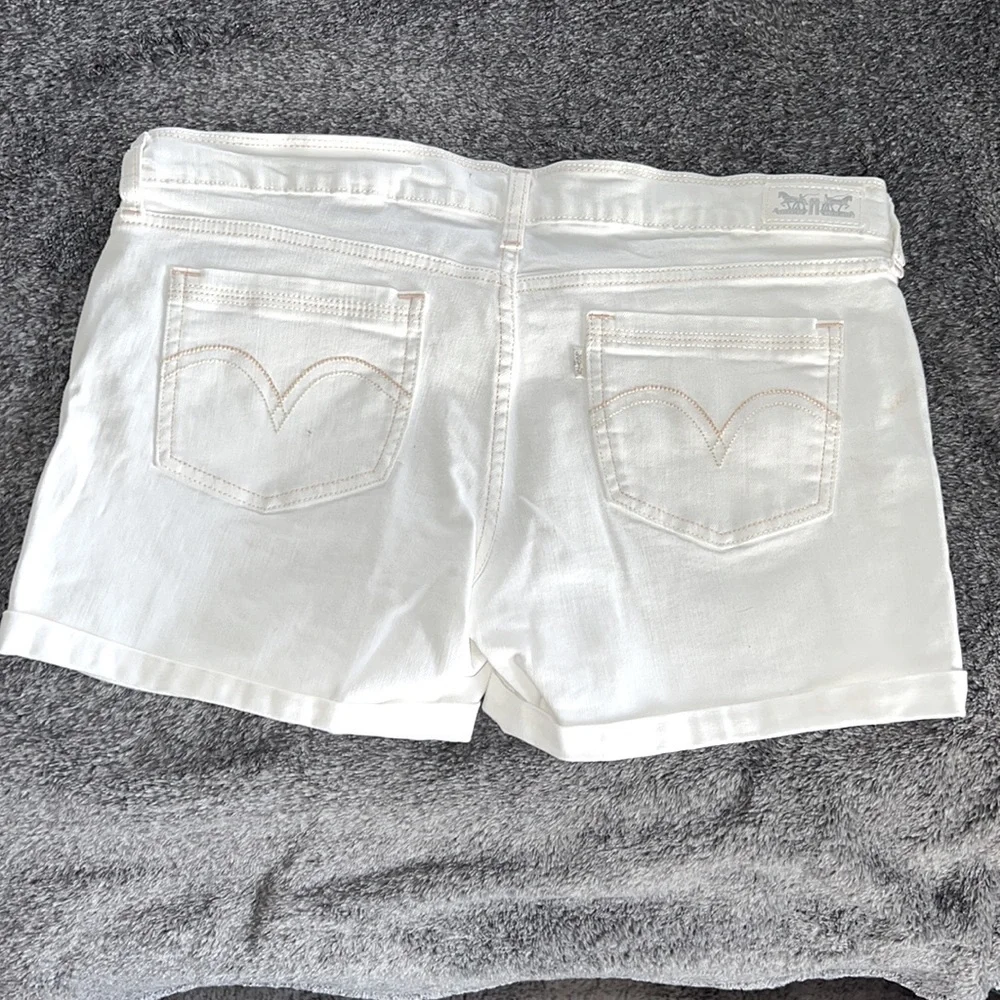 LEVIS SHORTS WHITE SIZE W30 PEACH & CREAM COLORED THREADS ROLLED HEM WHITE LABLE